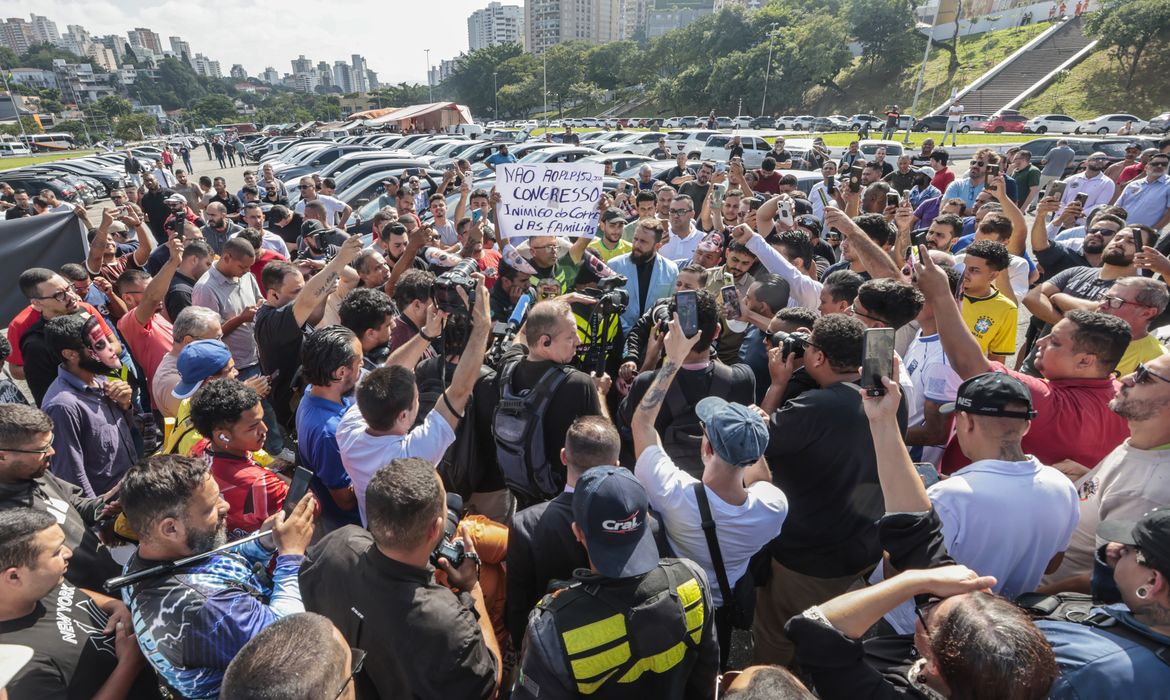 Motoristas de aplicativo protestam contra projeto que regula serviços em SP