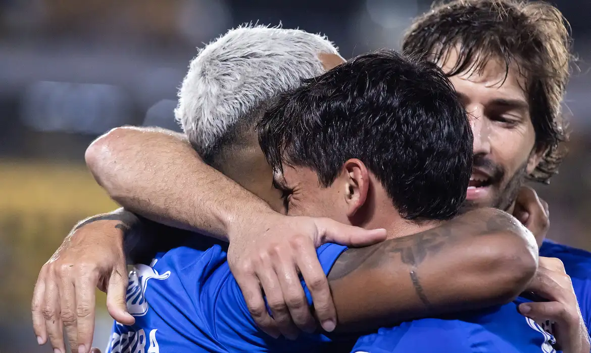 Cruzeiro vence na estreia e Fluminense empata na Libertadores 2026