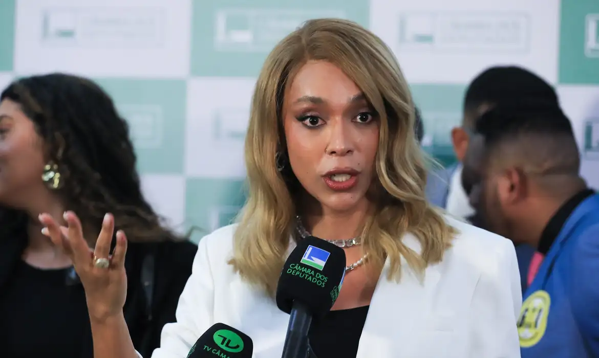Ministério avalia denúncia de transfobia contra Ratinho no SBT
