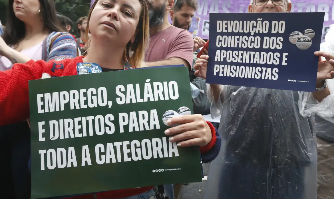 Professores da rede estadual de SP fazem paralisação em protesto por reajuste salarial