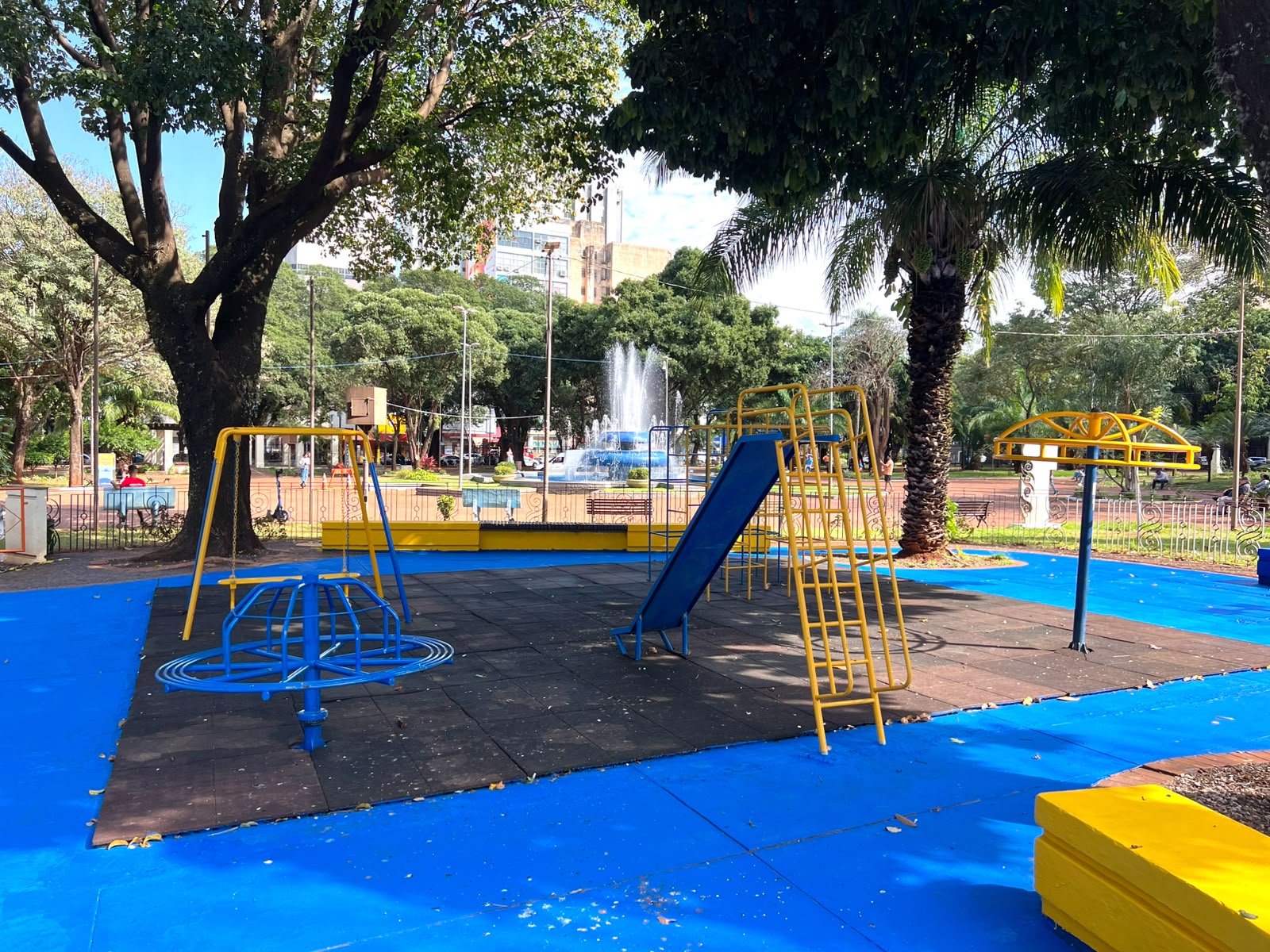 Praça Ary Coelho ganha nova vida com revitalização de playground e academia