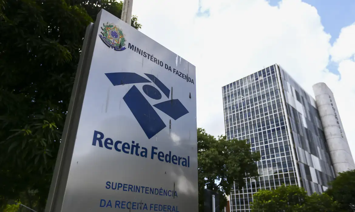 Receita Federal regulamenta imposto mínimo global de 15% para multinacionais