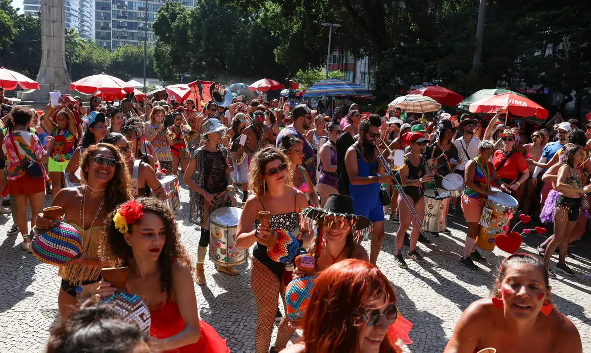 Calor intenso provoca cinco atendimentos por hora no carnaval do Rio