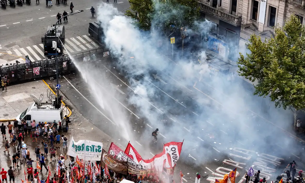 Argentina aprova reforma trabalhista com jornada de 12 horas e restrições à greve