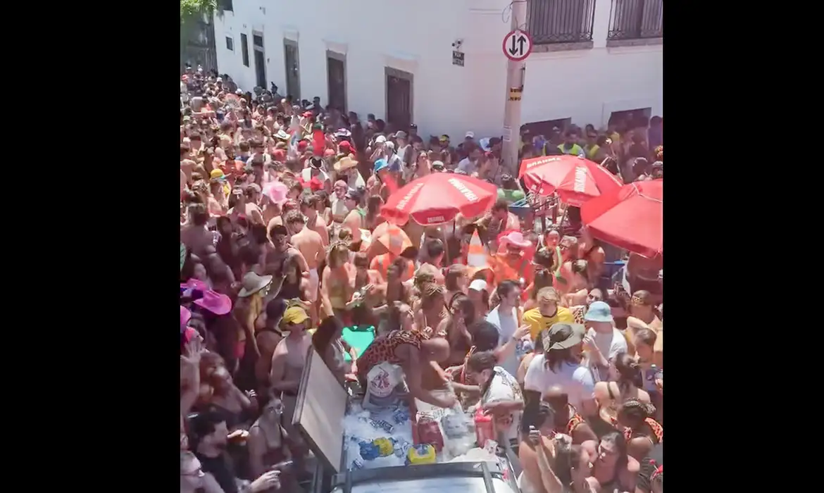 Bafo da Onça celebra 70 anos com desfile em Santa Teresa no Rio