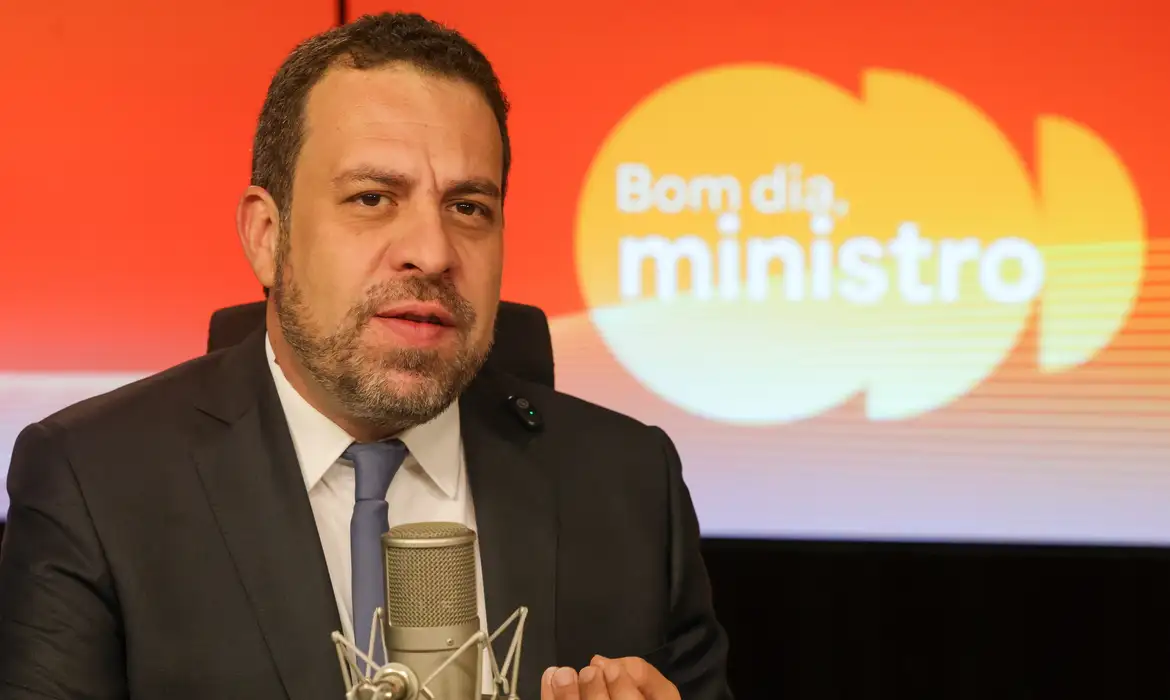 Governo ameaça urgência para acabar com escala 6x1 no trabalho