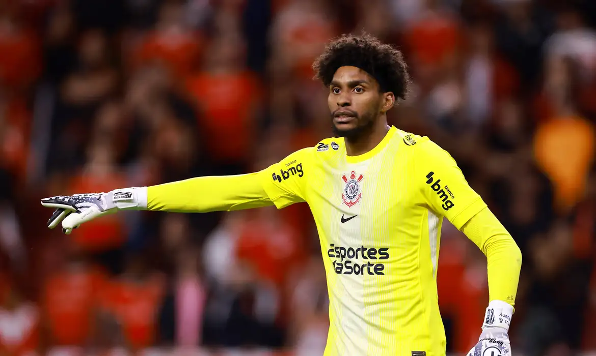 Hugo Souza é convocado para a seleção brasileira após corte de Alisson