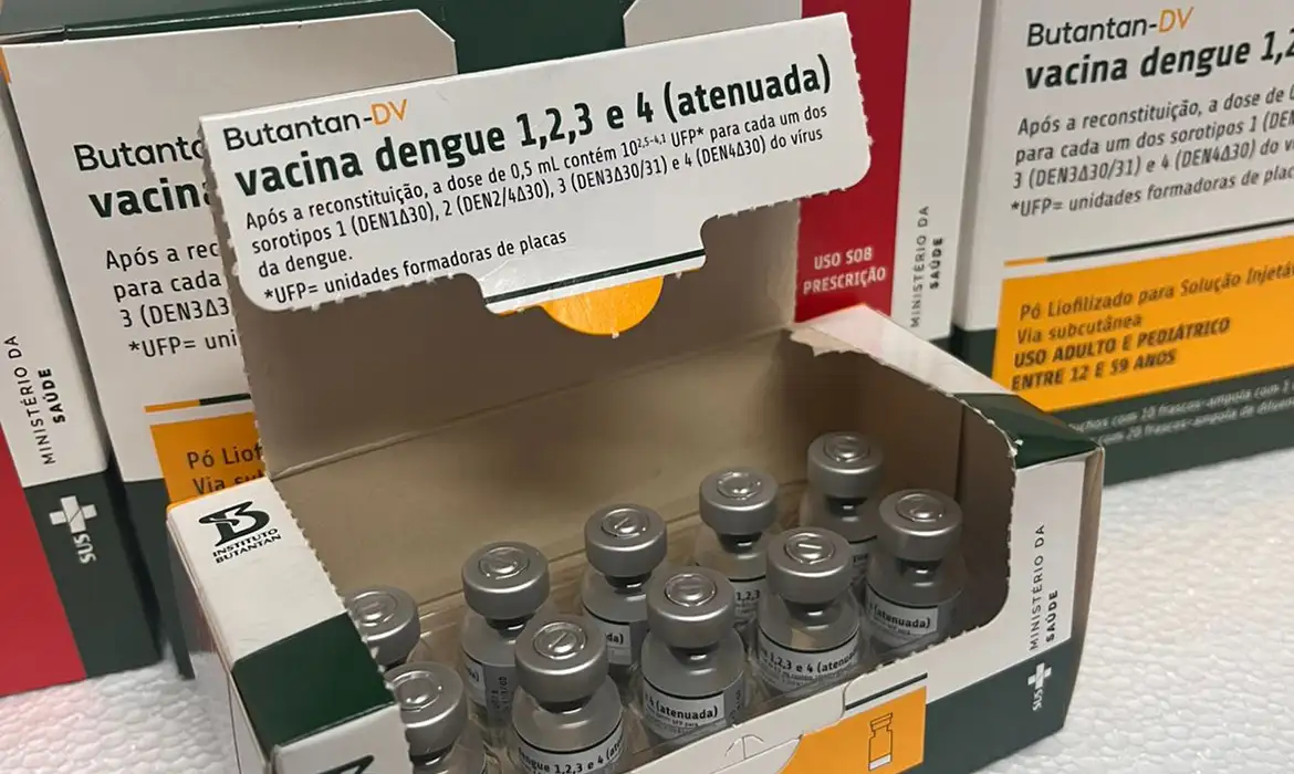 Rio de Janeiro inicia vacinação contra dengue para profissionais da saúde