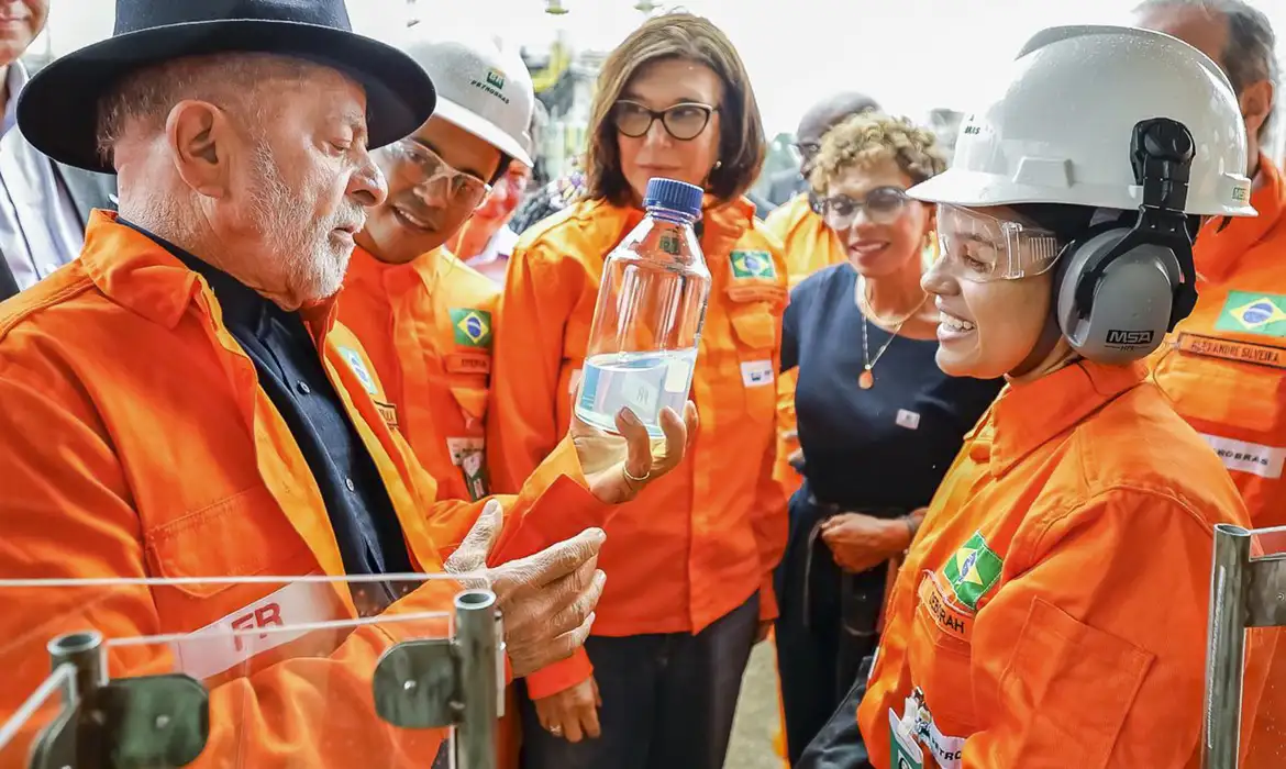 Lula propõe reserva estratégica para combustíveis garantir soberania
