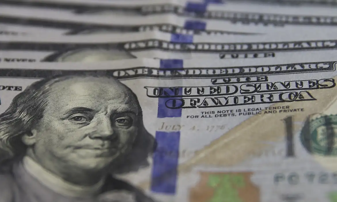 Dólar cai para R$ 5,17 e bolsa registra alta com sinais de trégua no Oriente Médio