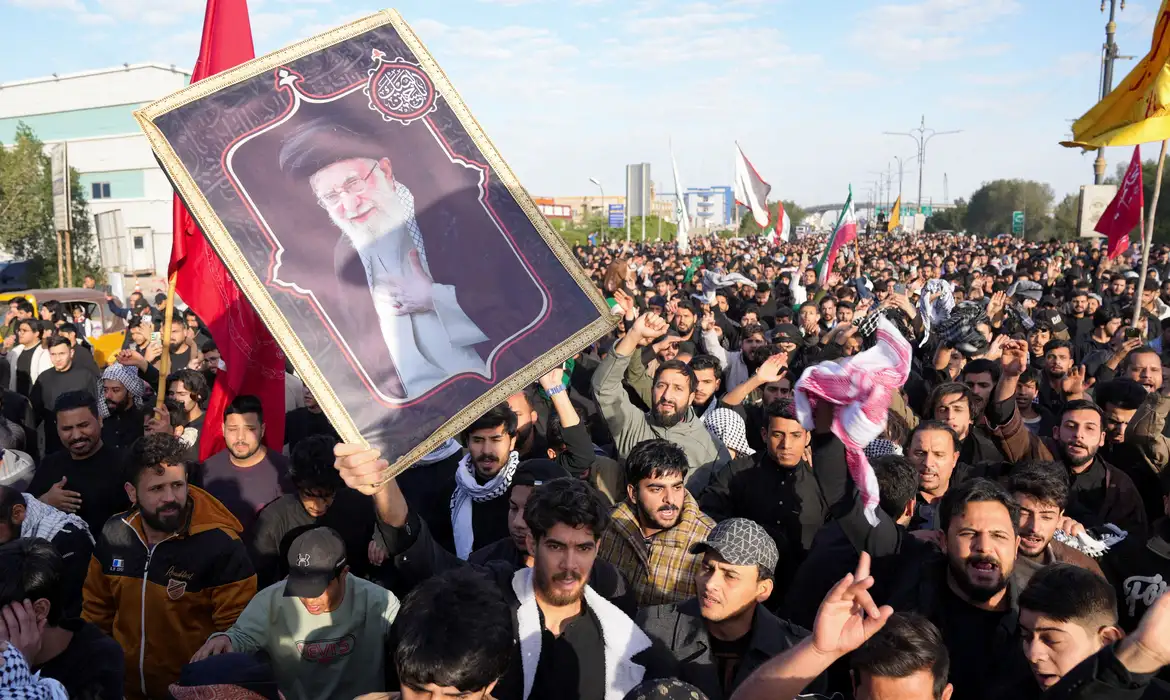 Irã forma conselho interino após morte do líder supremo Khamenei