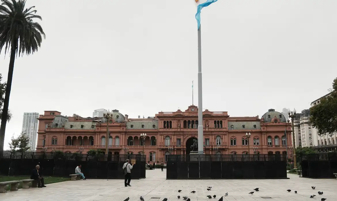 Reforma trabalhista de Milei na Argentina intensifica exploração dos trabalhadores