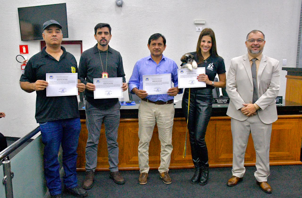 Câmara de Aquidauana homenageia policiais por combate a maus-tratos a animais