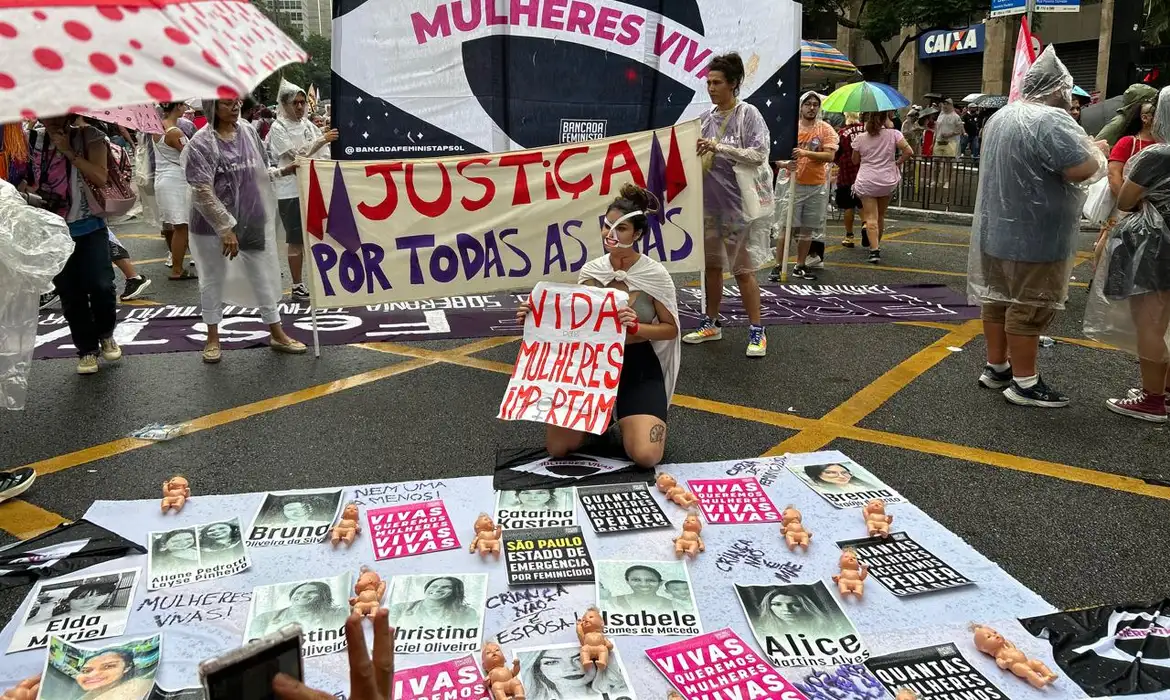 Milhares marcham em SP por fim da violência e melhorias trabalhistas