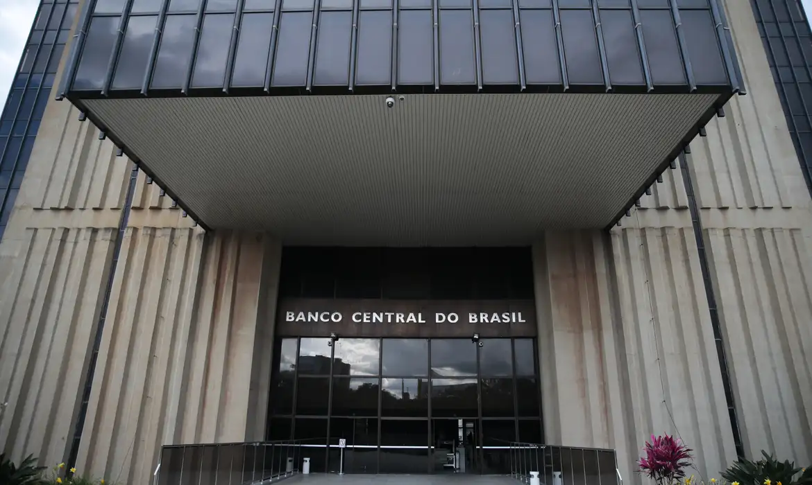 Banco Central mantém taxa Selic e destaca cautela diante de conflitos
