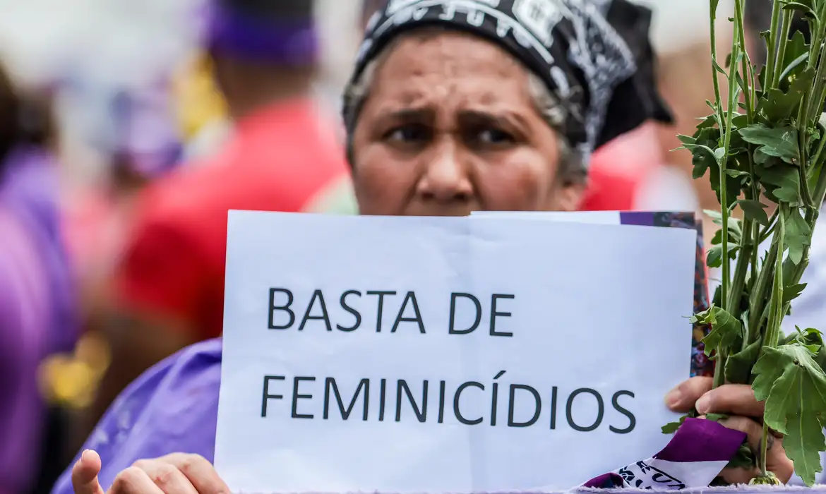 Violência contra mulheres cresce e atinge 12 vítimas por dia em nove estados