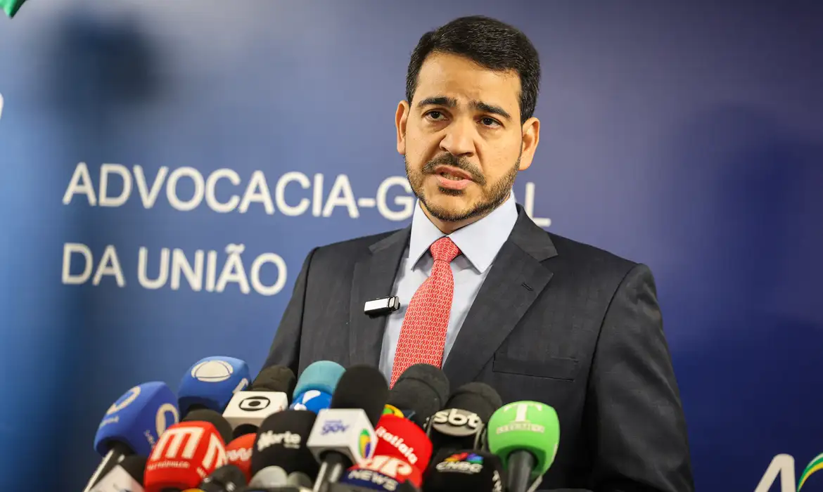 Lula oficializa indicação de Jorge Messias para o STF ao Senado