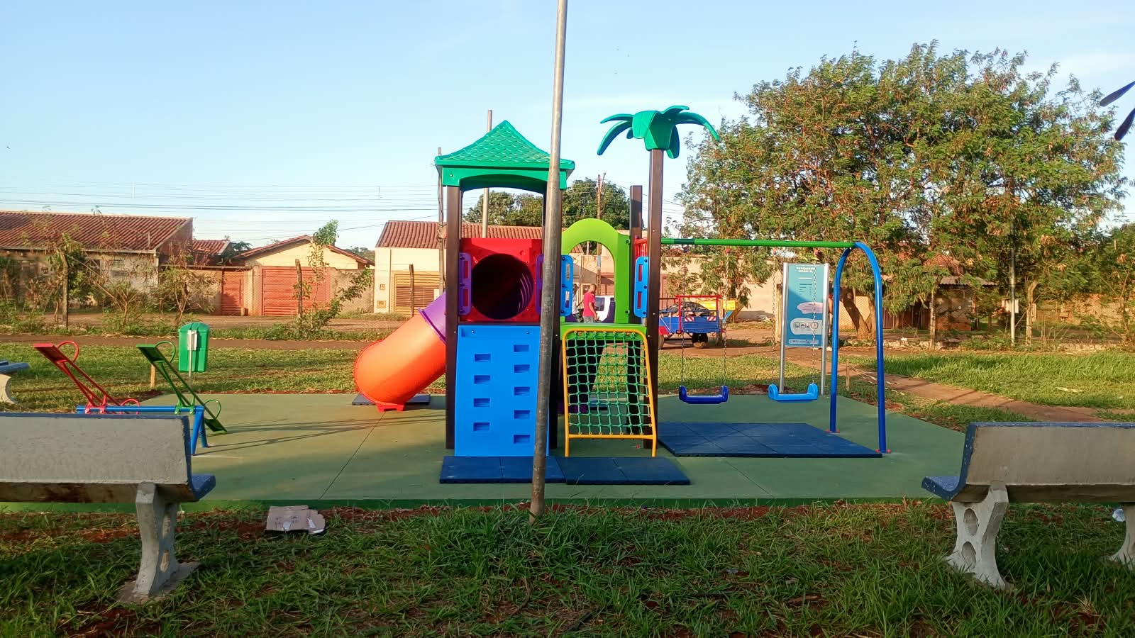 Novos playgrounds levam lazer e segurança para crianças nos bairros