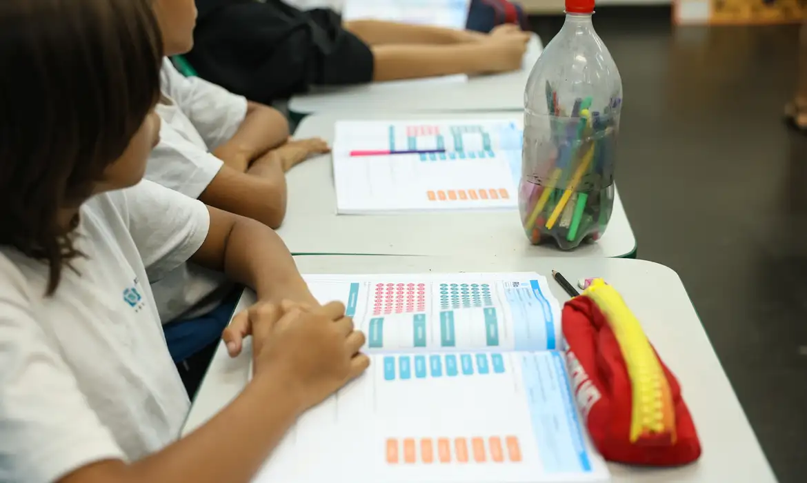 Matrículas na educação básica caem 1 milhão em 2025, aponta Censo