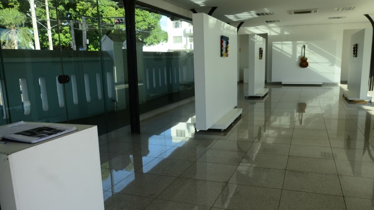 Exposição 'Fragmentos e Cicatrizes da Arquitetura Urbana' na Galeria de Vidro
