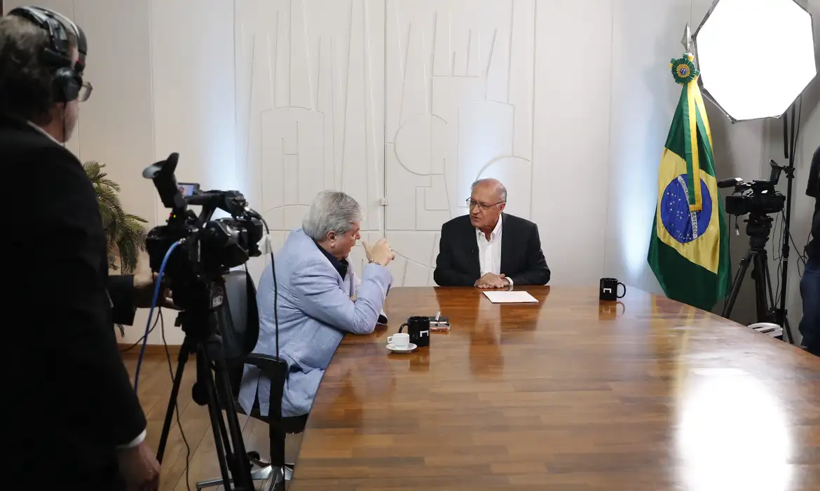 Datena estreia programa de entrevistas na TV Brasil com Alckmin