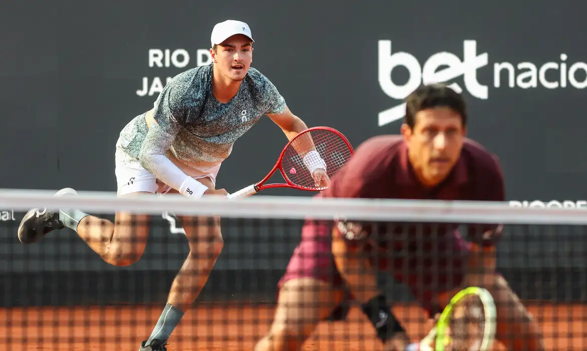 João Fonseca e Marcelo Melo avançam no Rio Open de duplas