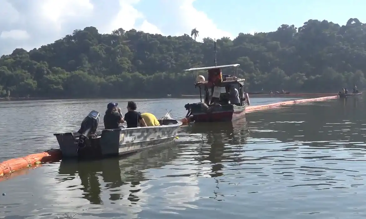 Barreiras de cabelo humano ajudam a conter óleo na Baía de Guanabara