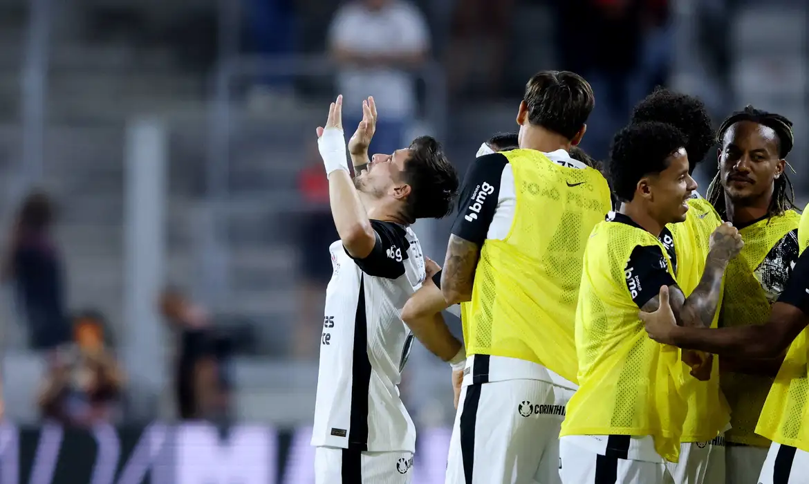 Corinthians vence Athletico-PR com gol de Garro na Arena da Baixada
