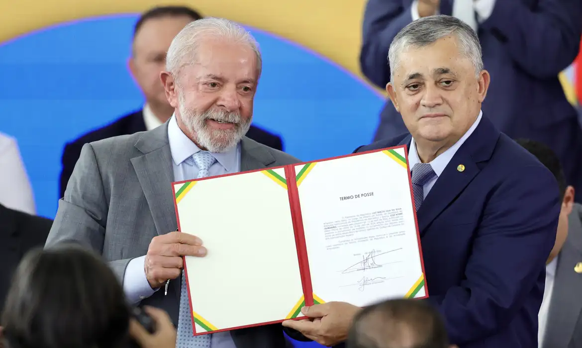 José Guimarães assume Secretaria de Relações Institucionais e destaca combate ao fascismo