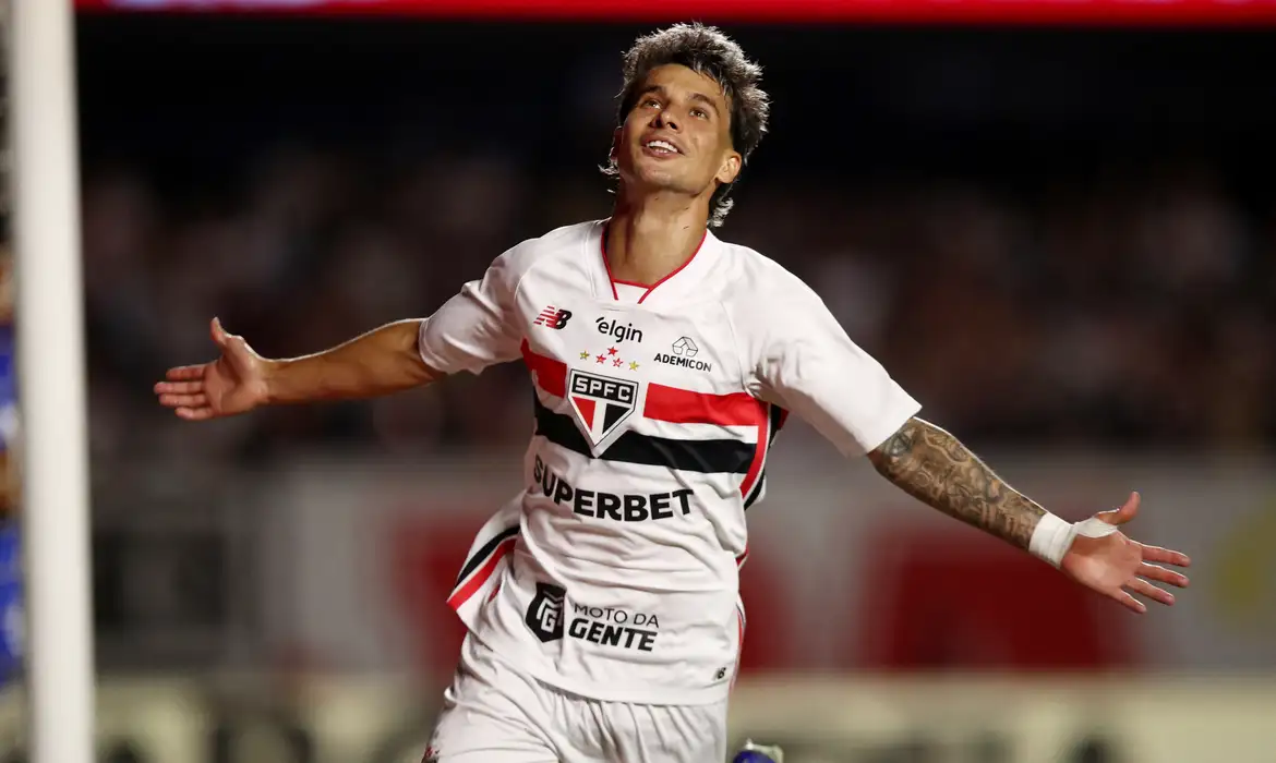 Ferreira brilha e São Paulo goleia Cruzeiro por 4 a 1 no Brasileirão