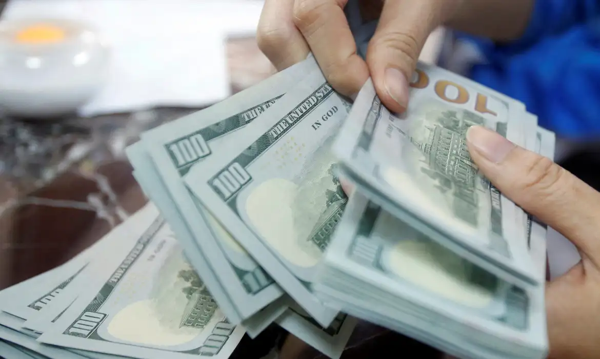 Dólar ultrapassa R$ 5,30 e Ibovespa recua 2,25% com tensão global