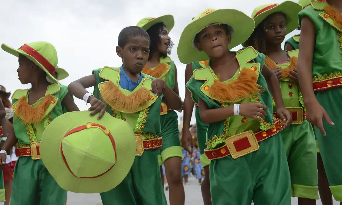 Escolas de samba mirins desfilam na Marquês de Sapucaí nesta sexta