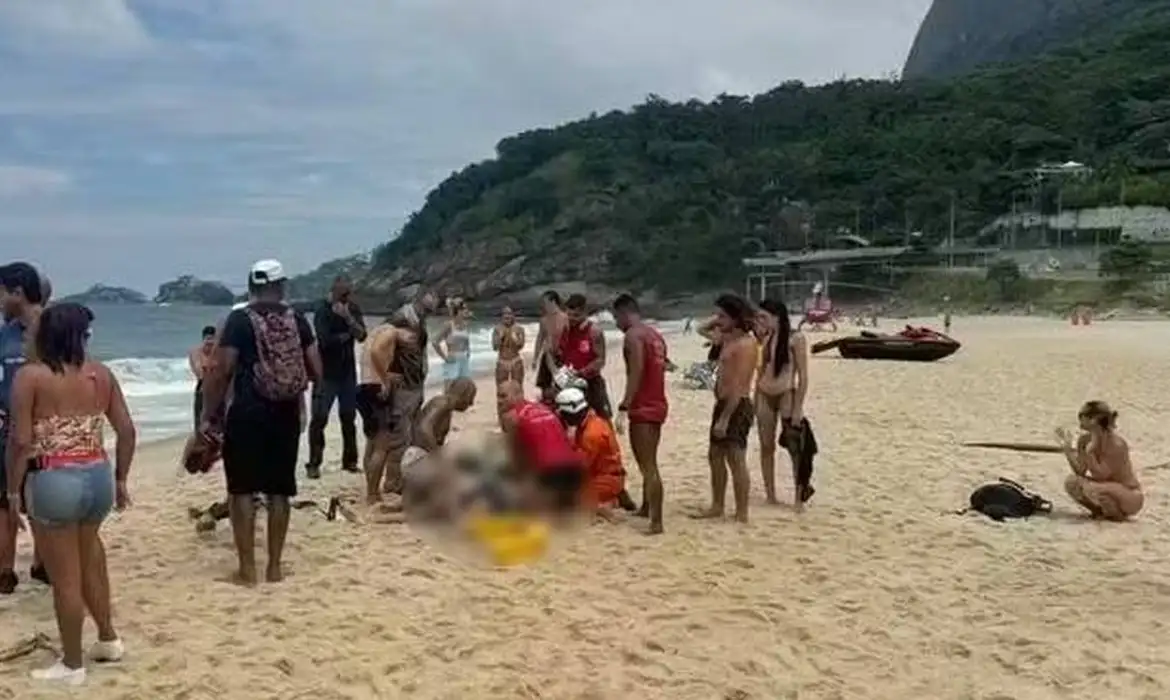Acidente com asa delta causa morte e ferimentos graves no Rio