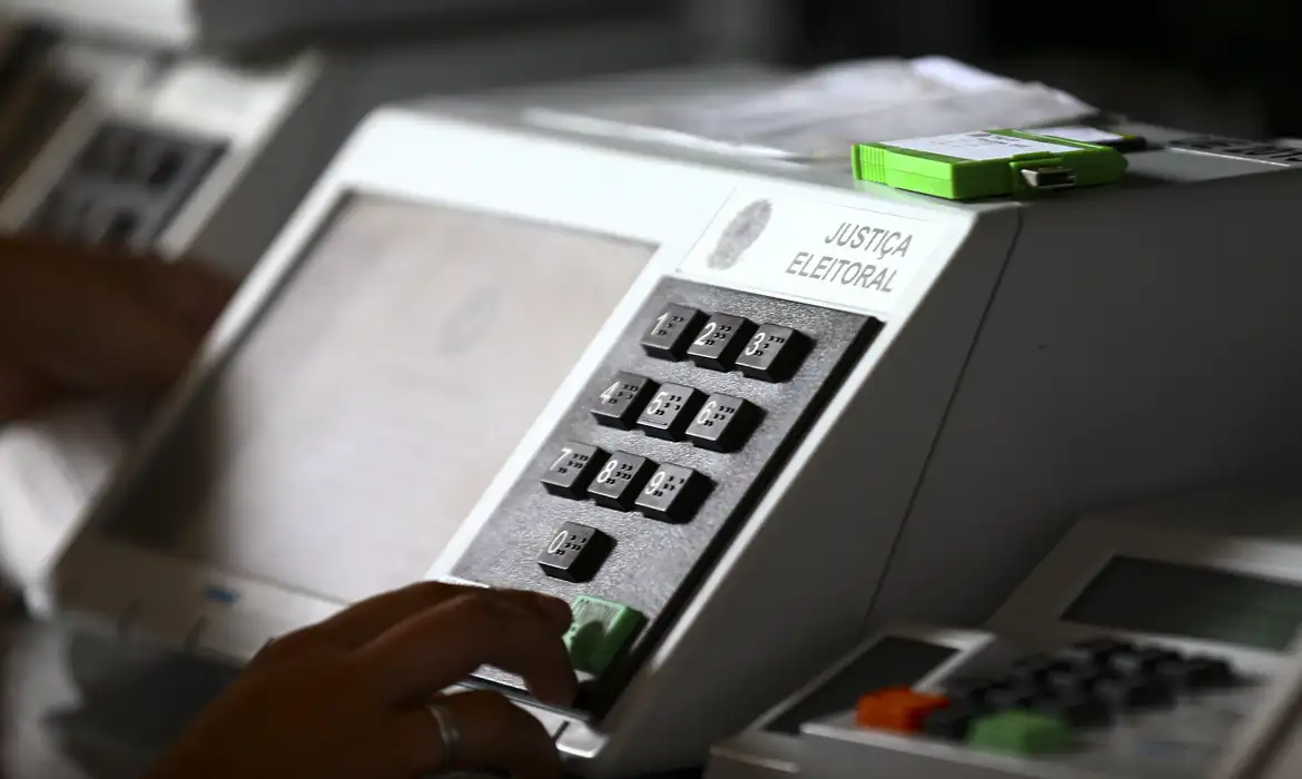 Onze governadores deixam cargos para disputar eleições de outubro