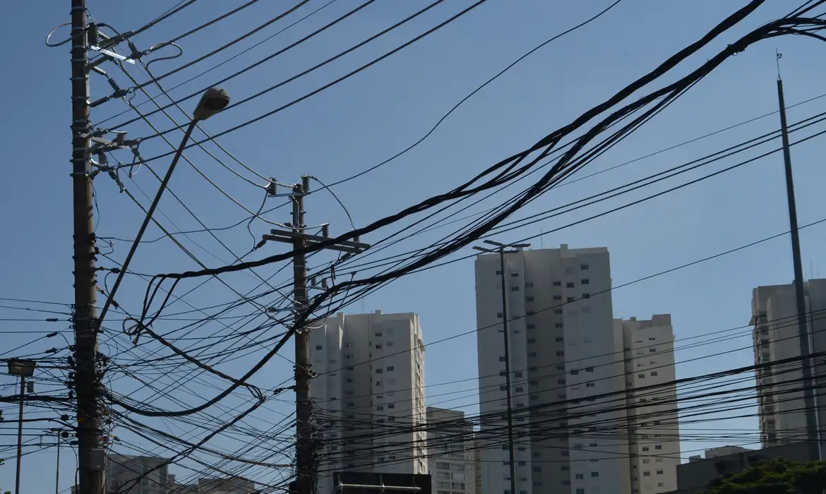 Rio de Janeiro fecha ferros-velhos que venderem fio de cobre sem origem comprovada