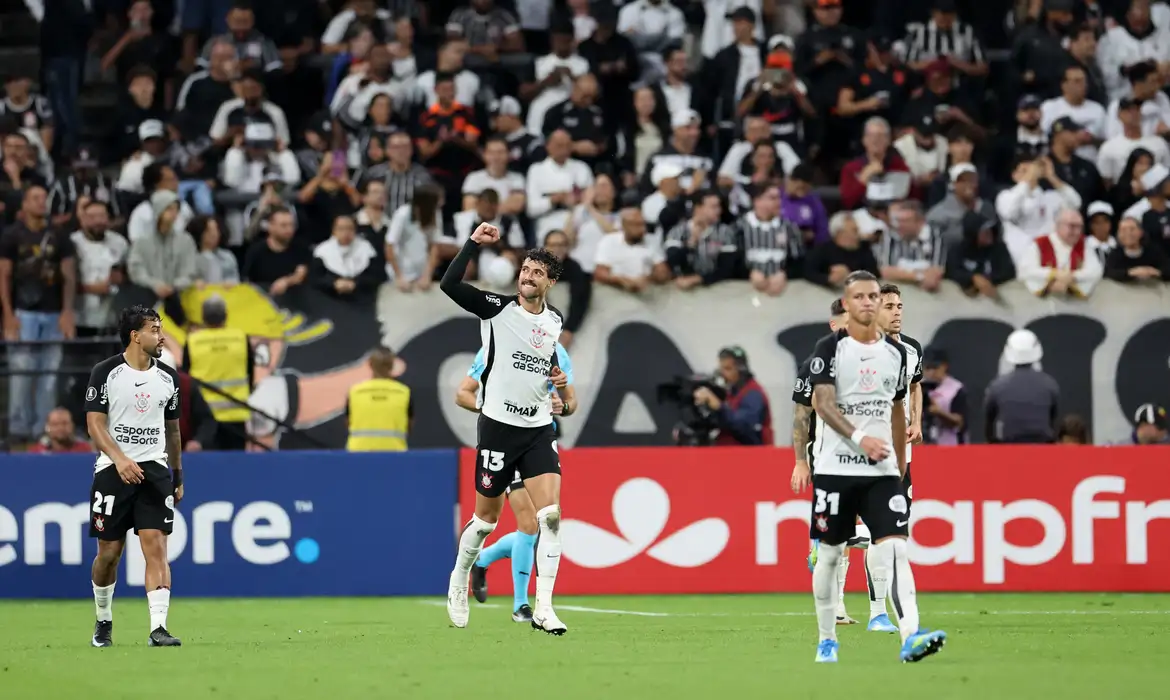 Corinthians vence Santa Fe e mantém liderança 100% na Libertadores