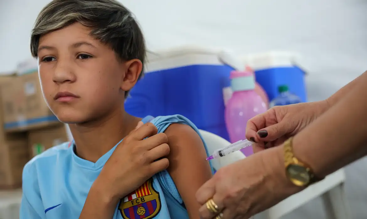 Vacinação contra HPV em meninos de São Paulo alcança 74% em 2025