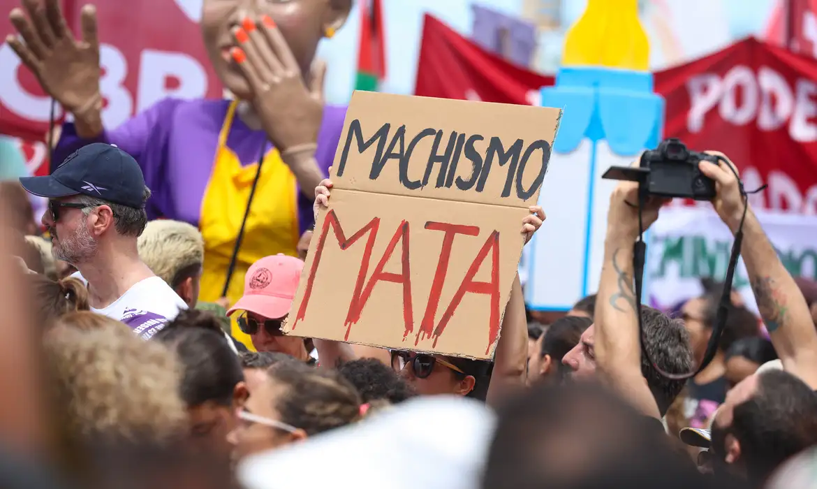 Entenda os termos misóginos usados contra mulheres na internet