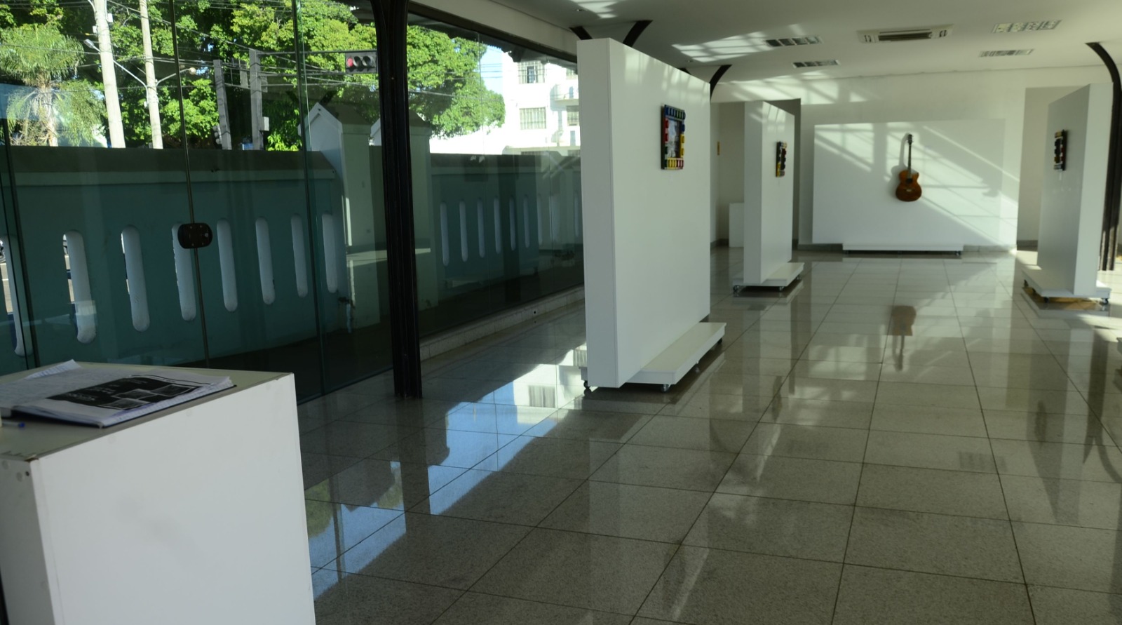 Exposição 'ENTORNO' de Carlos Nunes discute descarte urbano em Campo Grande