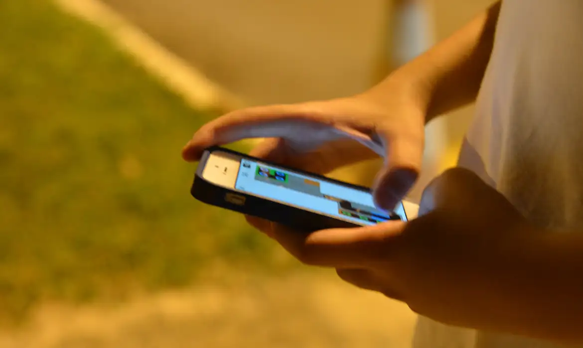 Lei proíbe rolagem infinita para crianças em redes sociais no Brasil