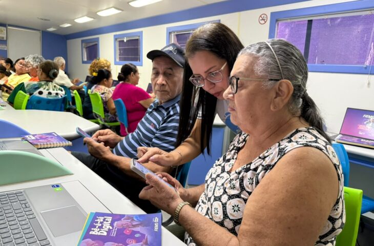 Oficina em Campo Grande ensina idosos a usar celular e reconhecer golpes digitais
