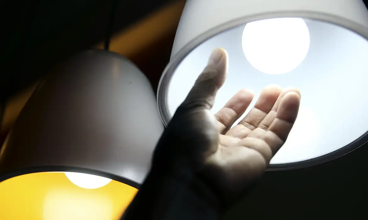 Aneel mantém bandeira verde e evita aumento na conta de luz em abril