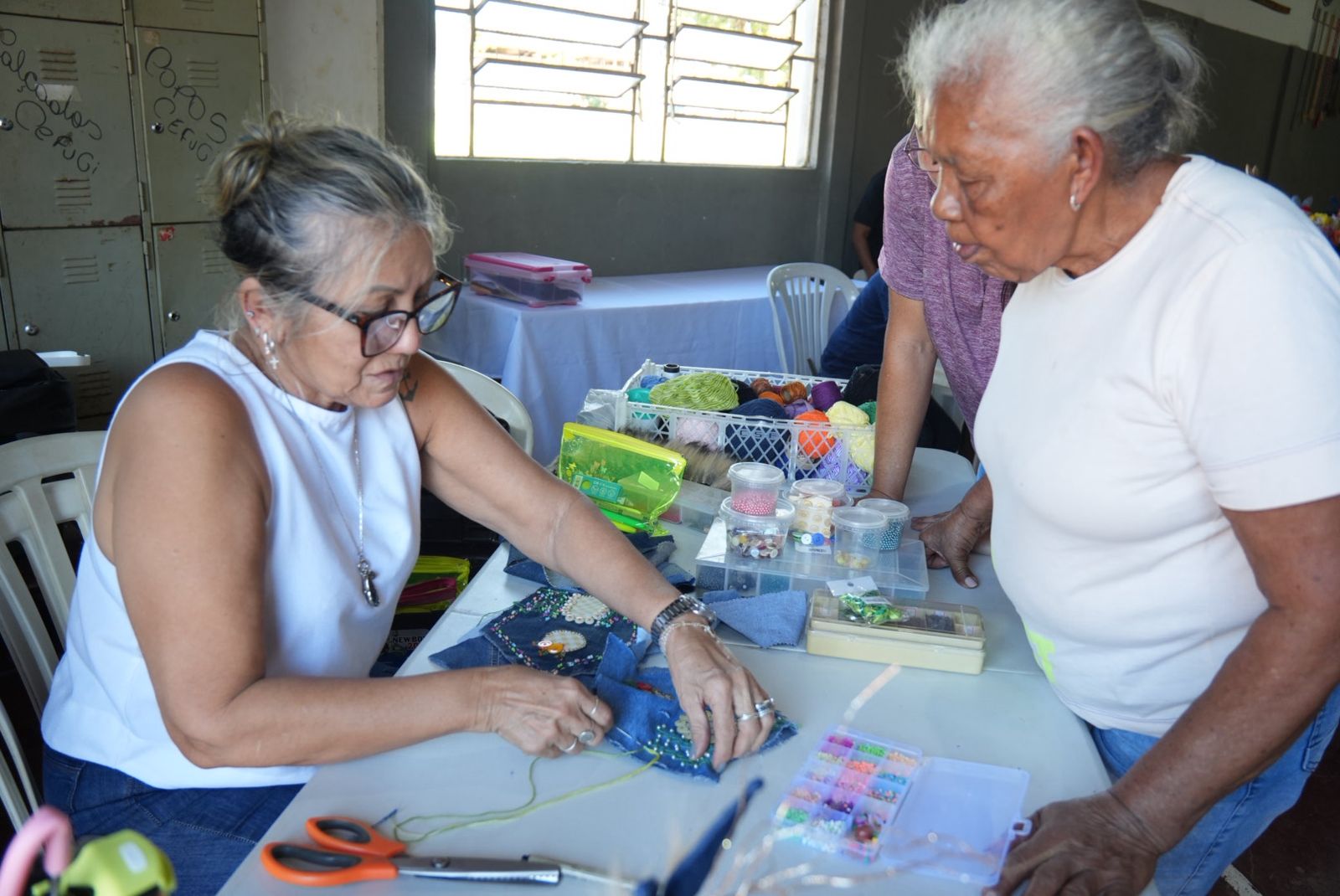 Mãe atípica transforma artesanato em negócio sustentável em Campo Grande
