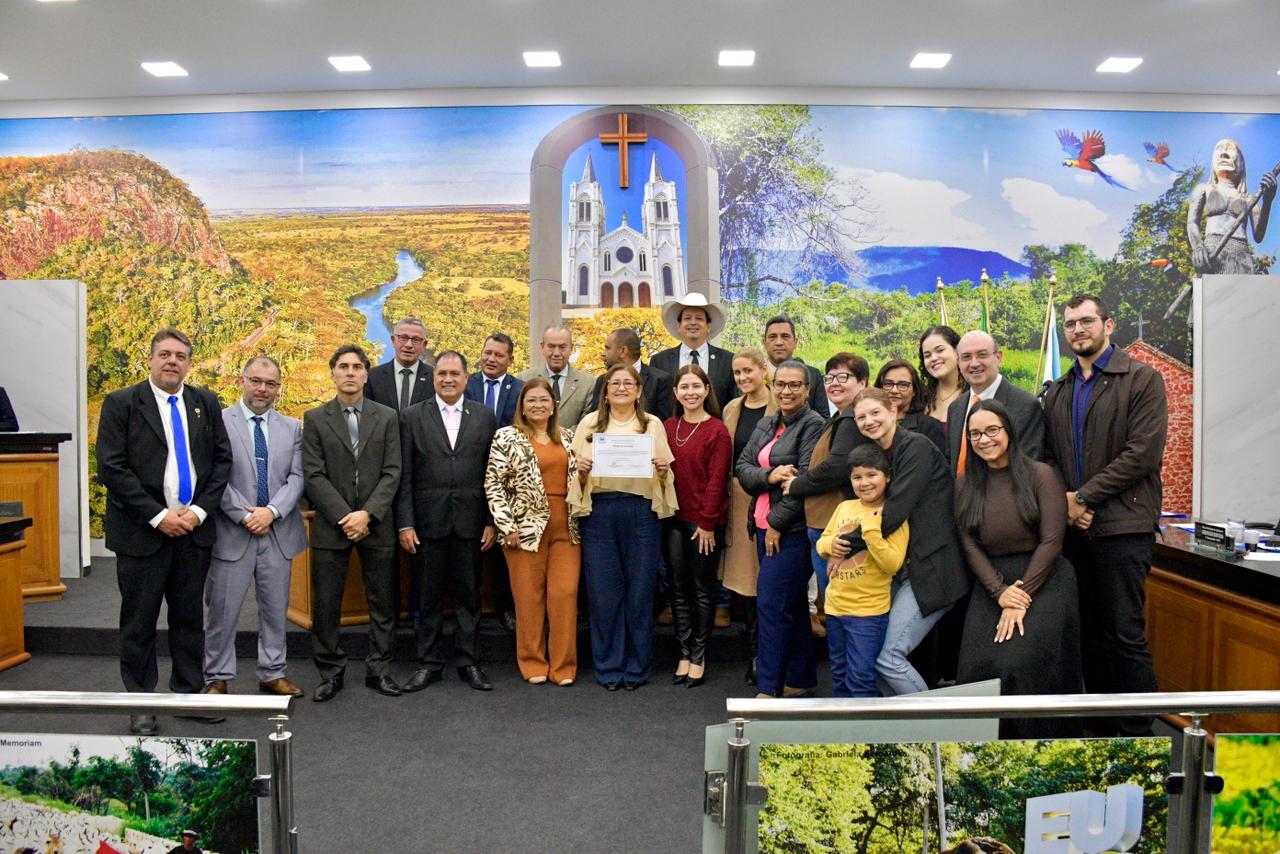 Câmara Municipal de Aquidauana homenageia Dra. Elizabeth Ortiz por dedicação ao serviço público