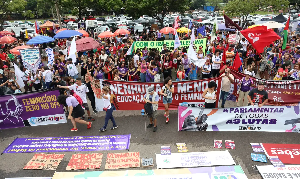 Mulheres protestam contra feminicídio e violência no 8 de março em Brasília