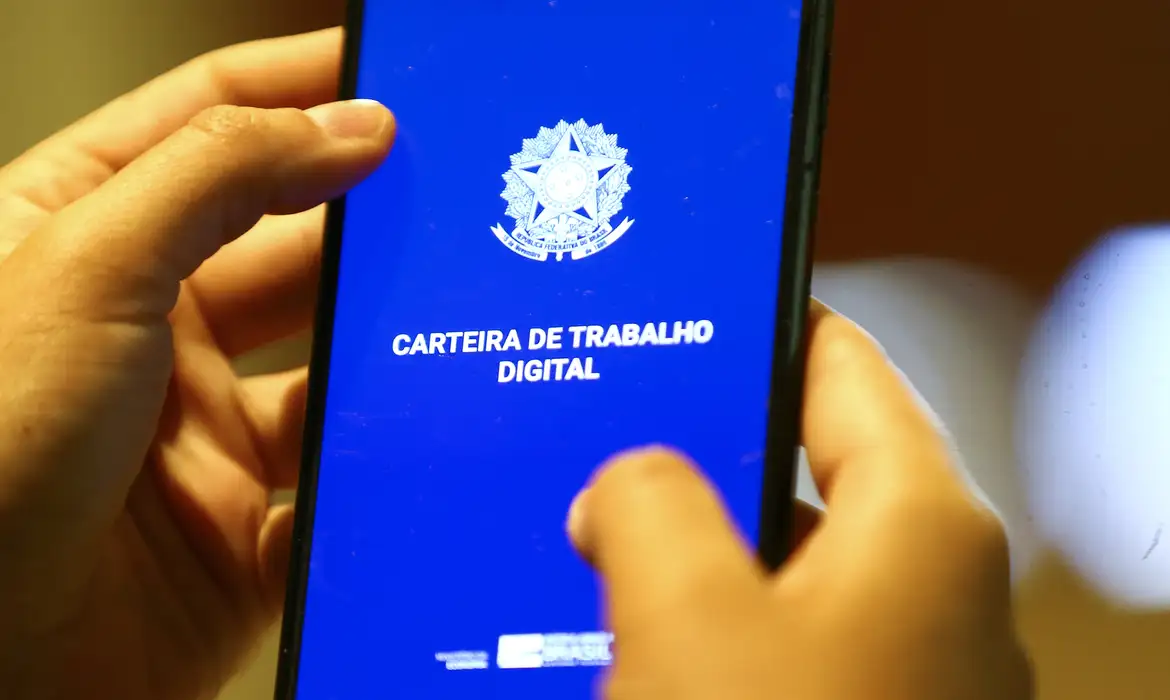Desemprego no Brasil mantém-se em 5,4% no trimestre até janeiro de 2026