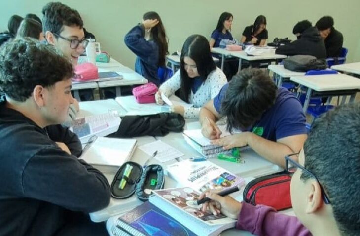 Escola estadual em Campo Grande usa IA como apoio em atividades de História