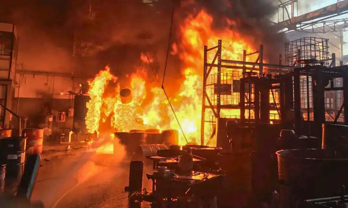 Incêndio destrói distribuidora de tintas em Diadema, SP