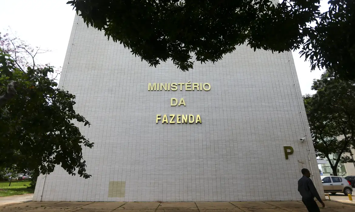 Saída de Haddad do Ministério da Fazenda depende de viagem de Lula aos EUA
