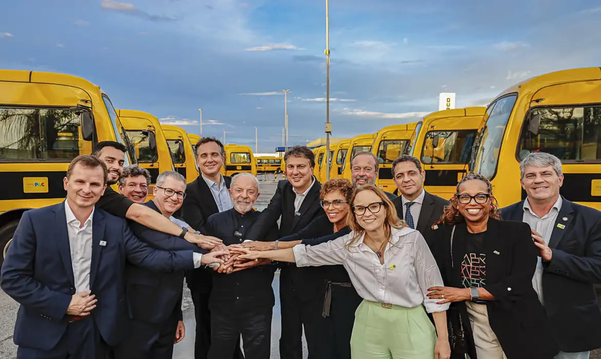 Lula destaca educação e transporte escolar para desenvolvimento do Brasil